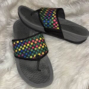 BareTraps Black Rainbow Woven Flip Flops Sandals Shoes Women’s Size 9